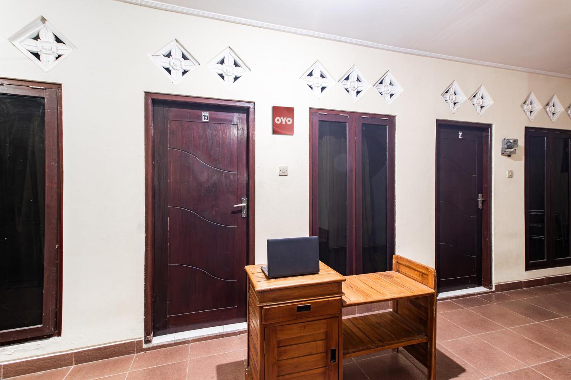 Oyo Life 93504 Kost Krisna Hotel Temukus Exterior photo