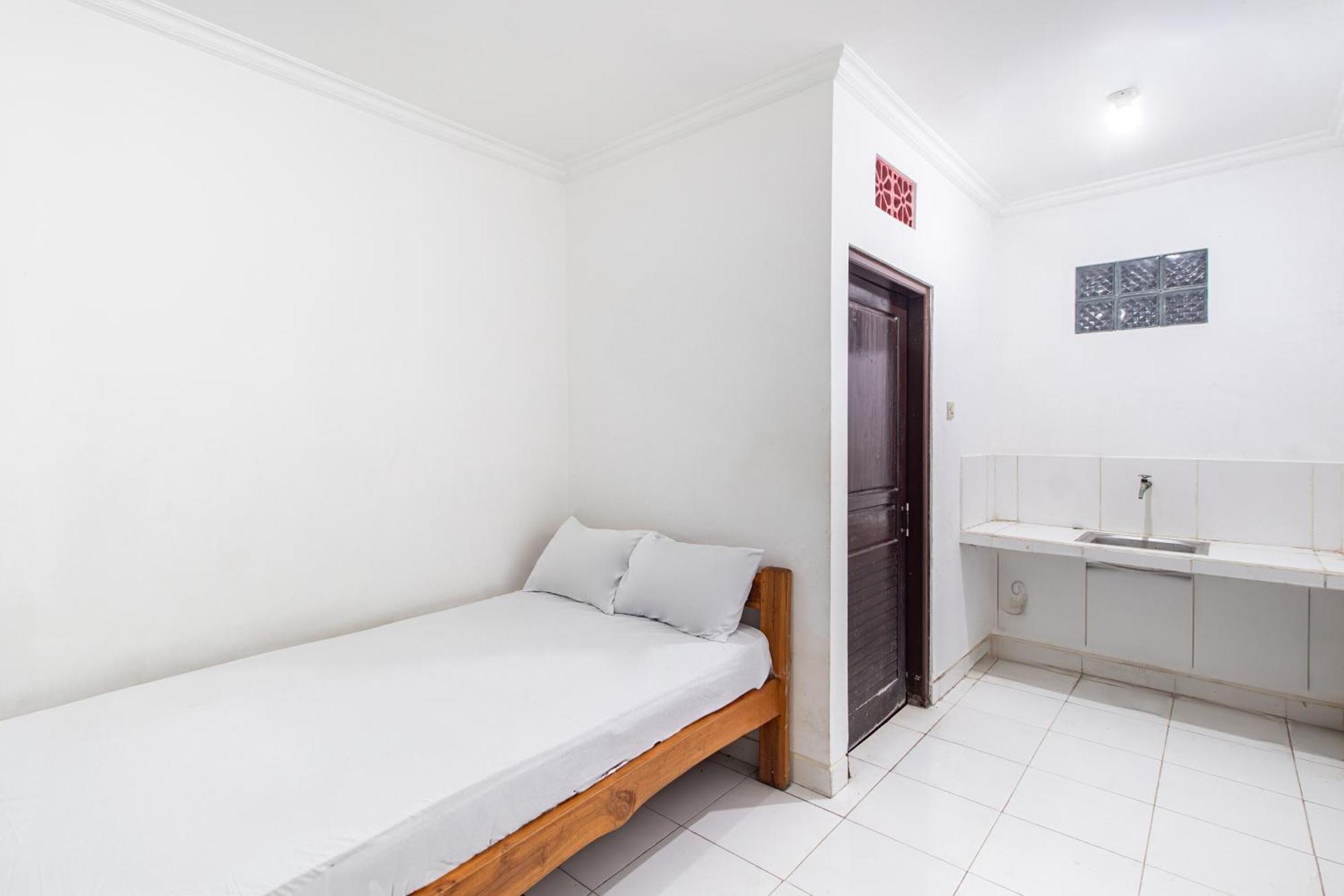 Oyo Life 93504 Kost Krisna Hotel Temukus Exterior photo