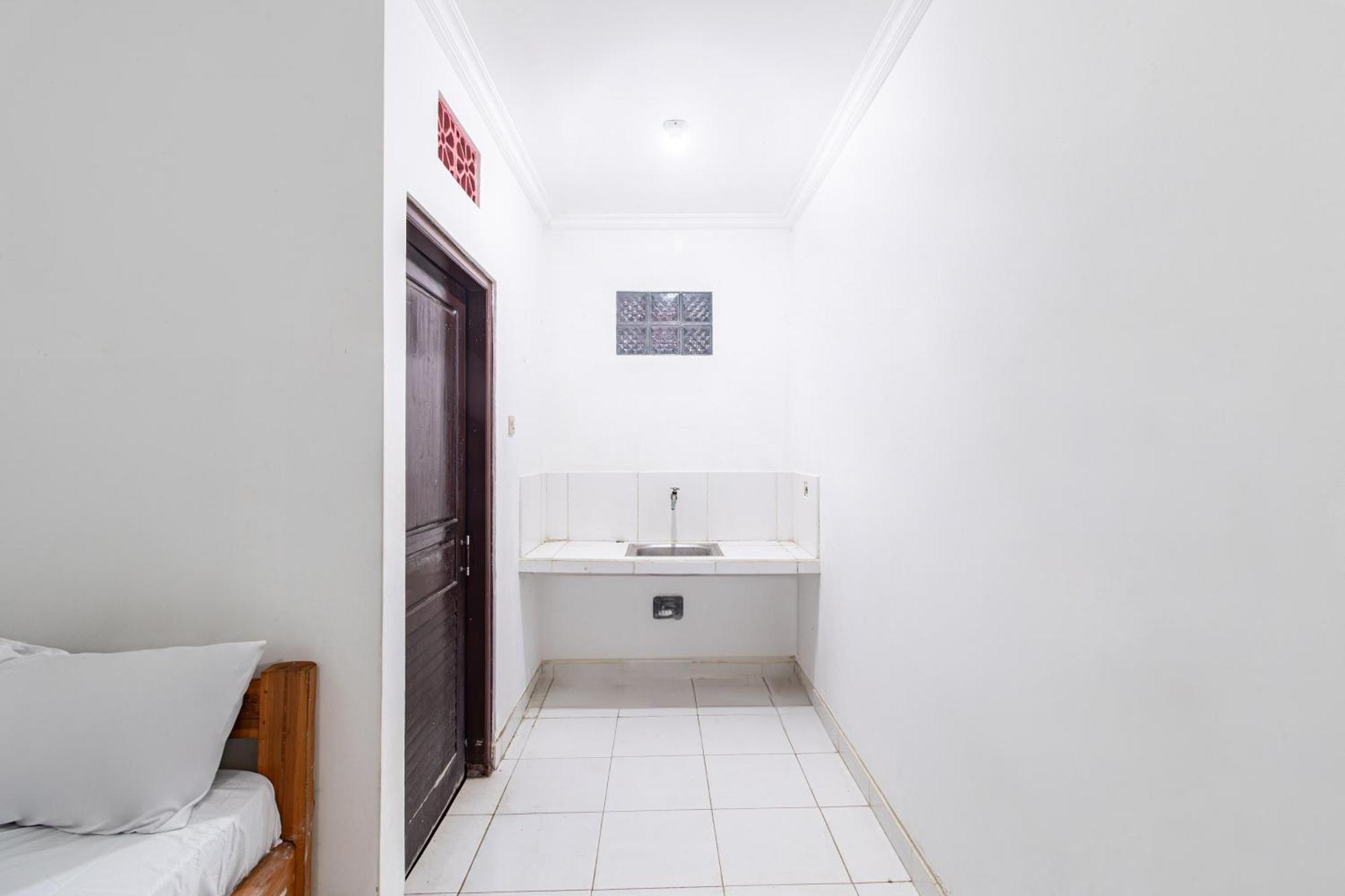 Oyo Life 93504 Kost Krisna Hotel Temukus Exterior photo