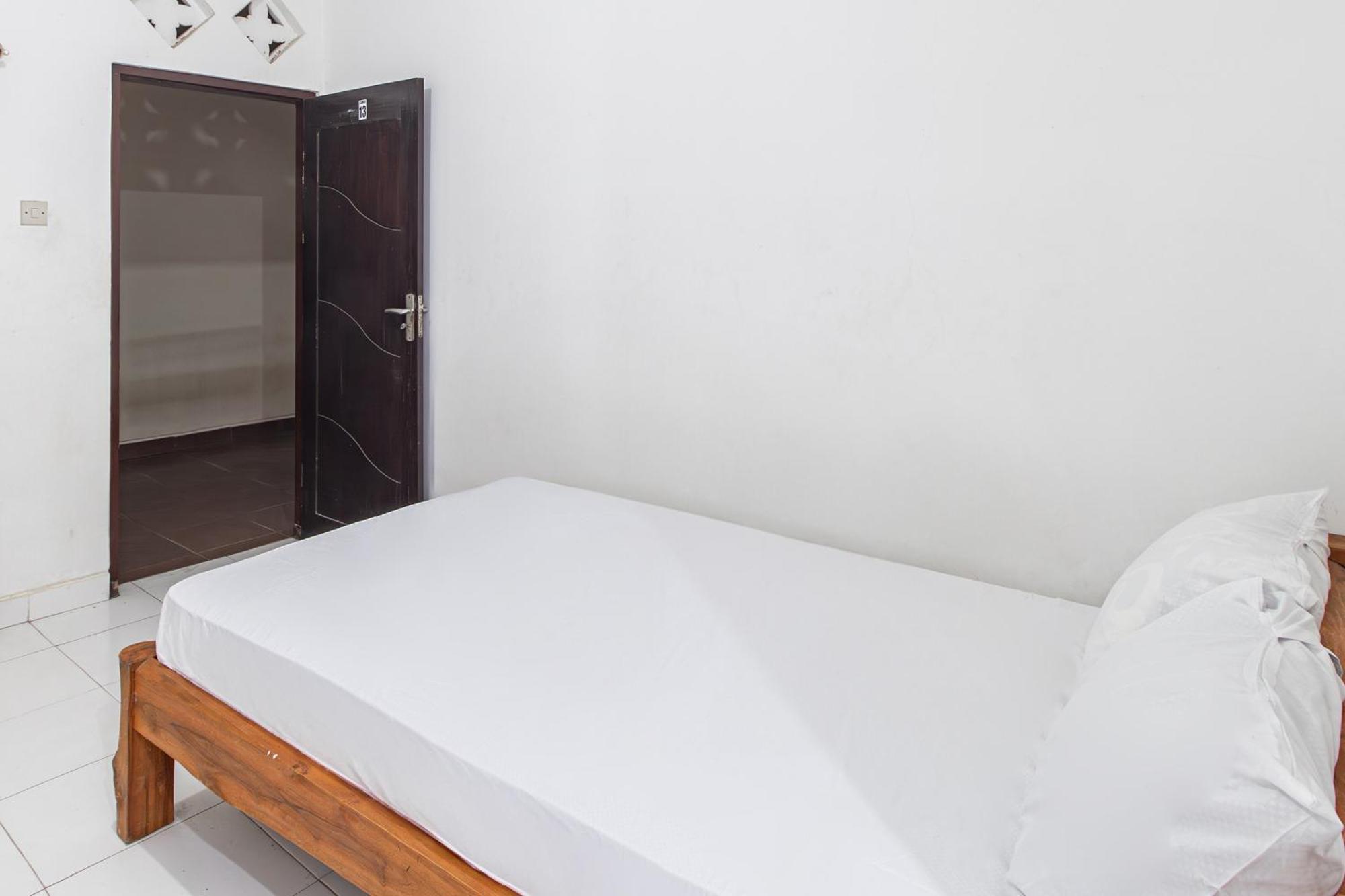 Oyo Life 93504 Kost Krisna Hotel Temukus Exterior photo