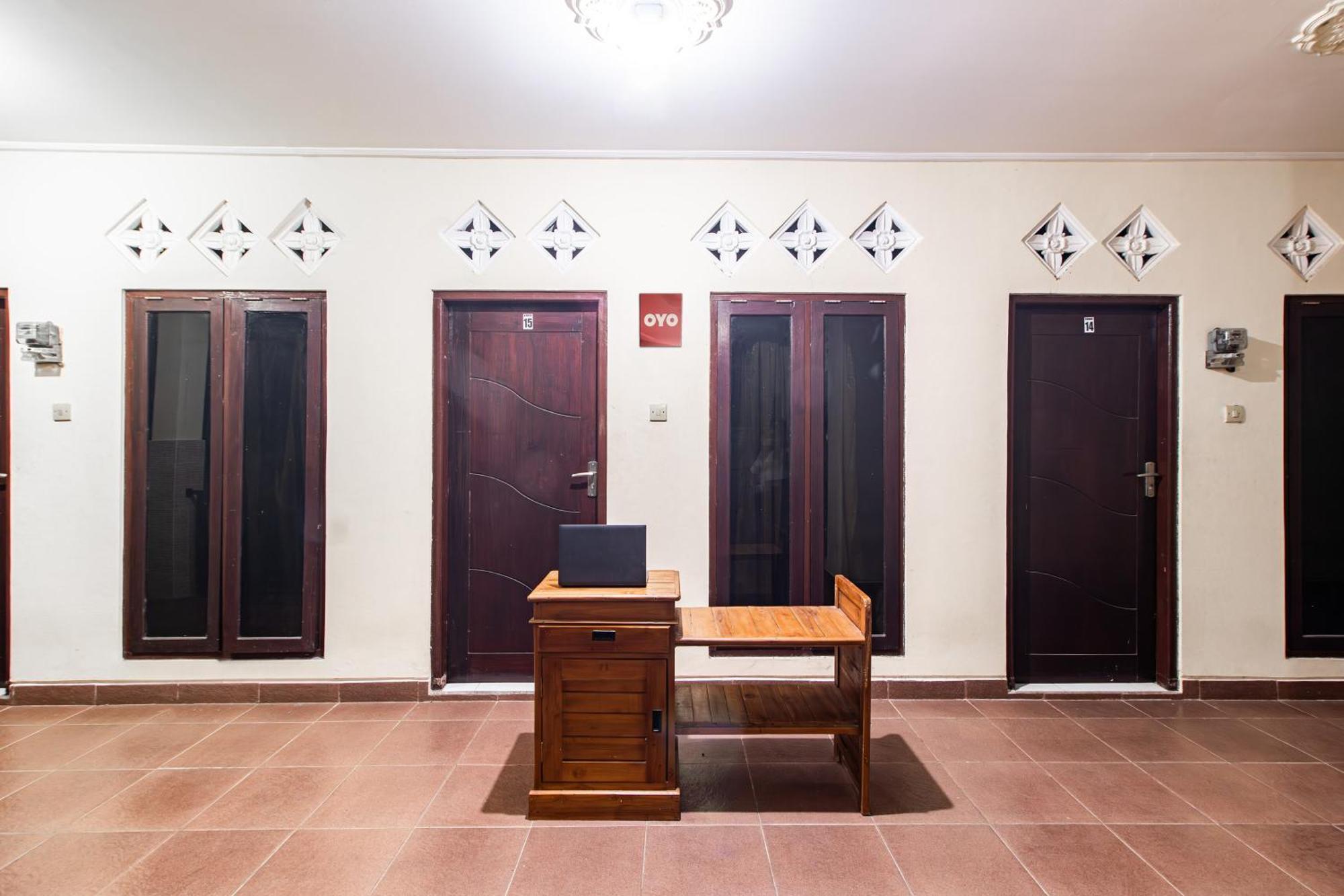 Oyo Life 93504 Kost Krisna Hotel Temukus Exterior photo