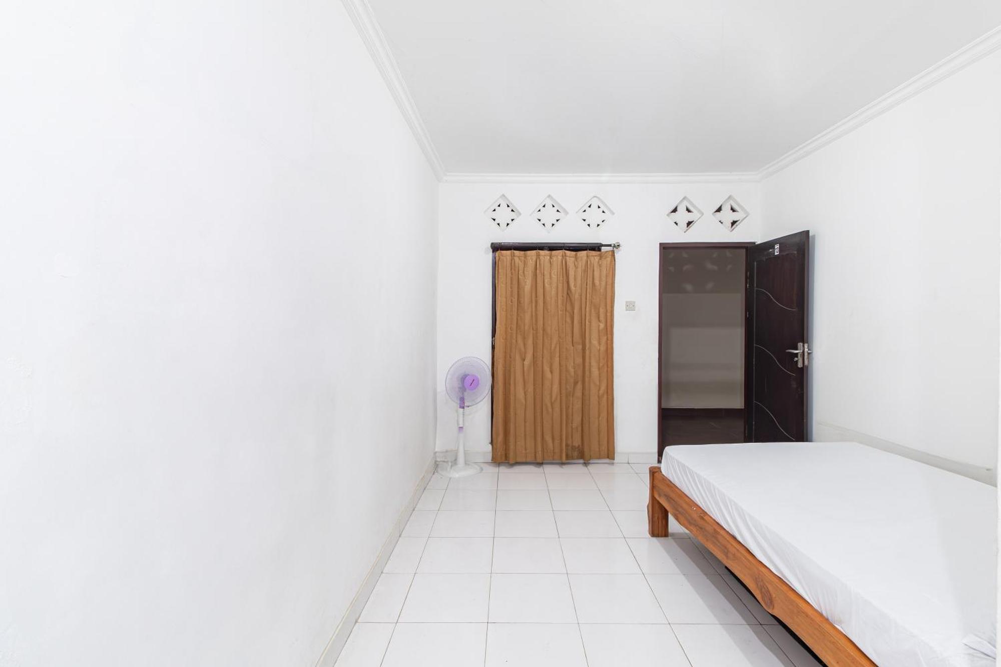 Oyo Life 93504 Kost Krisna Hotel Temukus Exterior photo
