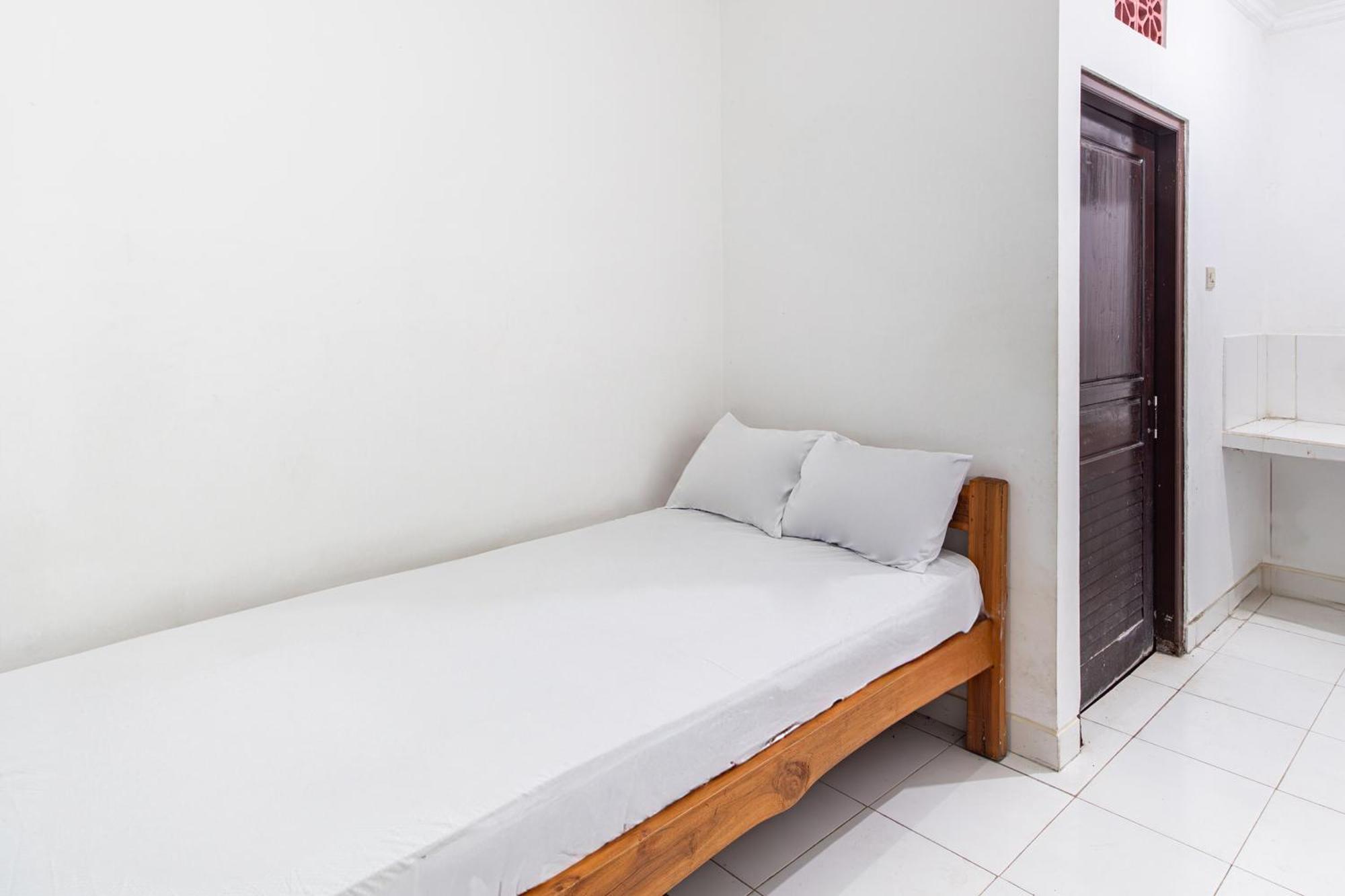 Oyo Life 93504 Kost Krisna Hotel Temukus Exterior photo