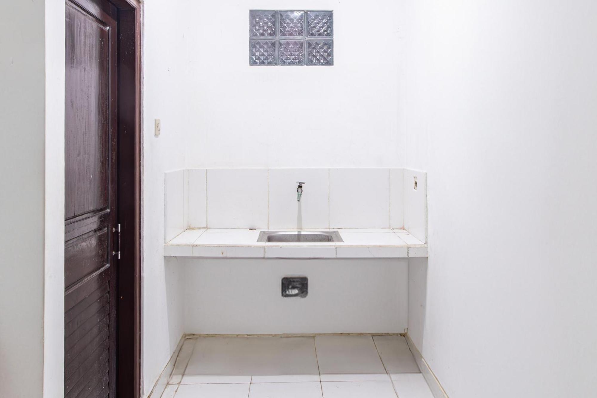 Oyo Life 93504 Kost Krisna Hotel Temukus Exterior photo