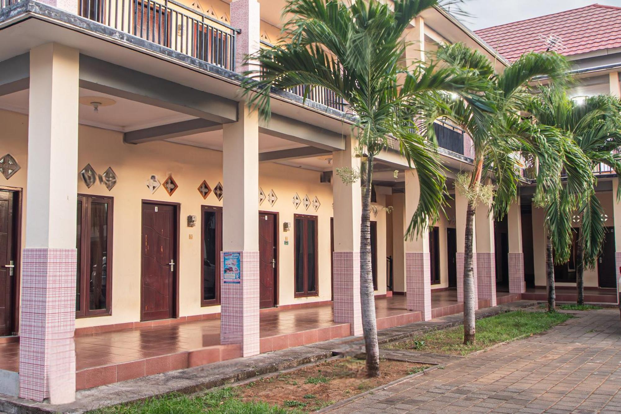 Oyo Life 93504 Kost Krisna Hotel Temukus Exterior photo