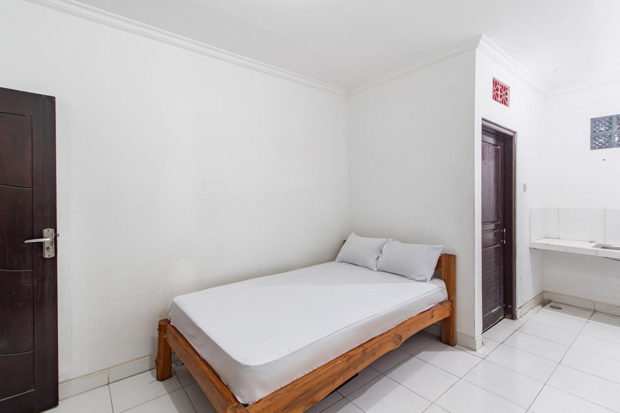 Oyo Life 93504 Kost Krisna Hotel Temukus Exterior photo