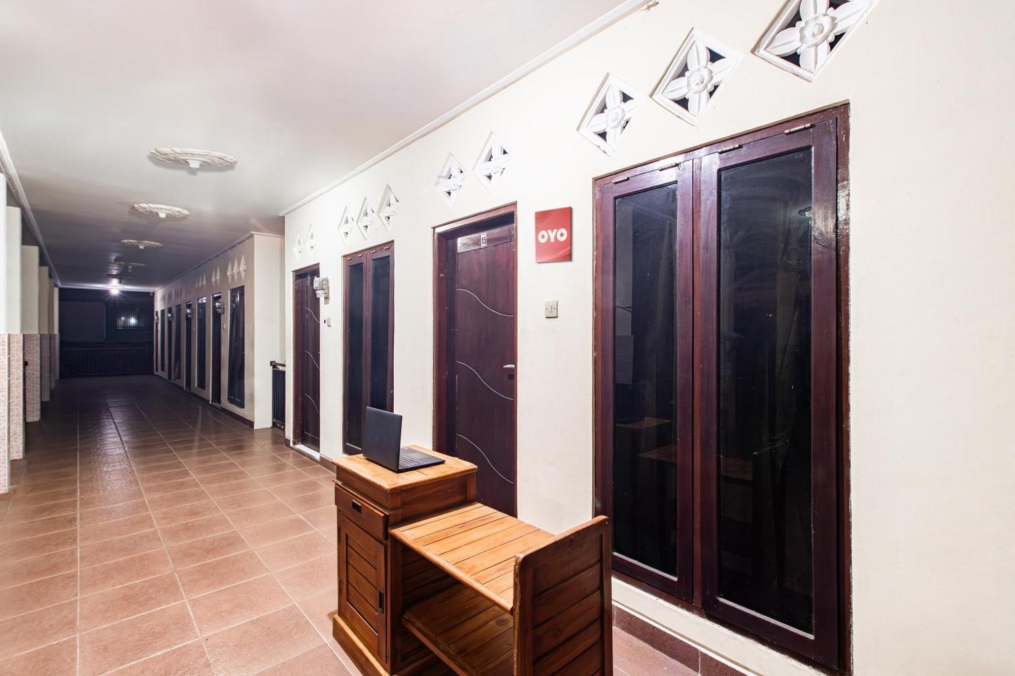 Oyo Life 93504 Kost Krisna Hotel Temukus Exterior photo